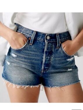 Levi’s 501 Original Fit High Rise Distressed Cutoffs in Blue Wash Women’s 28